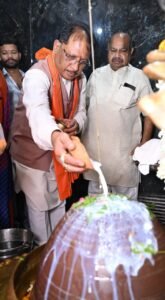 मुख्यमंत्री ने हाटकेश्वर महादेव मंदिर में पूजा-अर्चना कर प्रदेशवासियों के सुख समृद्धि की कामना की’  ’मुख्यमंत्री ने हाटकेश्वर महादेव मंदिर में पूजा-अर्चना कर प्रदेशवासियों के सुख समृद्धि की कामना की’