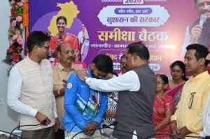 सुशासन तिहार में रायगढ़ पहुंचे मुख्यमंत्री ने अंतरराष्ट्रीय निशानेबाज दिव्यांशु को किया सम्मानित